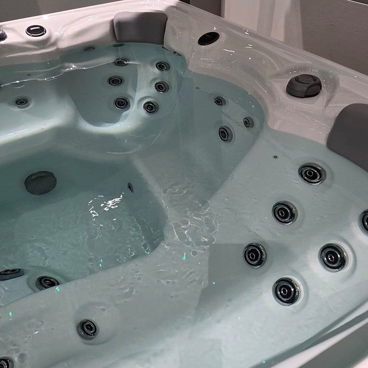 200 x 200 BAHÇE JAKUZİ 5 KİŞİLİK