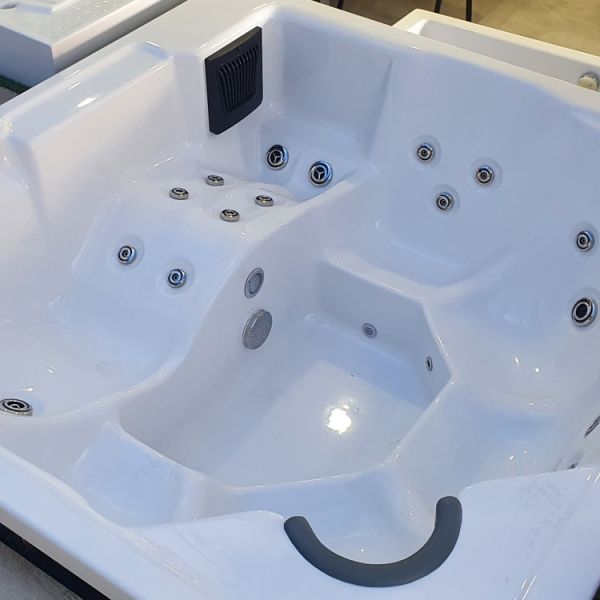 200 X 195 BAHÇE JAKUZİ 6 KİŞİLİK