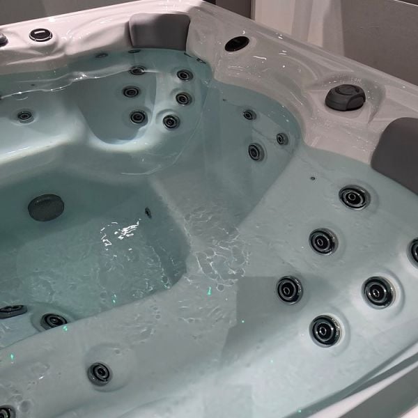 200 x 200 BAHÇE JAKUZİ 5 KİŞİLİK